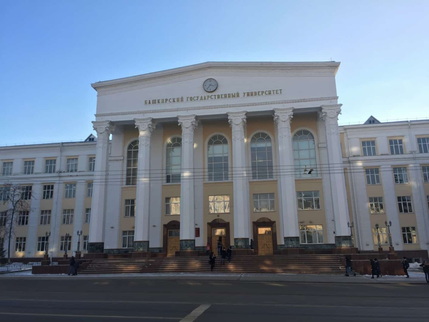 Республиканың ике юғары уҡыу йорто өҫтәмә бюджет урындары булдырылыуы тураһында хәбәр итә