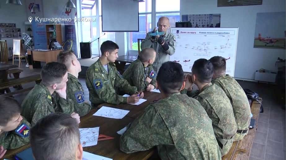 Башҡортостанда кадет корпусында уҡыусы егеттәр һауа судноһы менән идара итергә өйрәнә