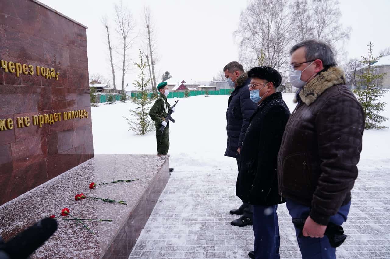 Фото №1 - Радий Хәбиров Салауат районына эш сәфәре барышында Еңеүсе-яугир һәйкәленә сәскәләр һалды