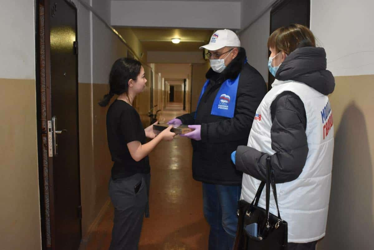 Республикала мохтаж ғаиләлә тәрбиәләнгән балаларға компьютер планшеттары тапшырыла