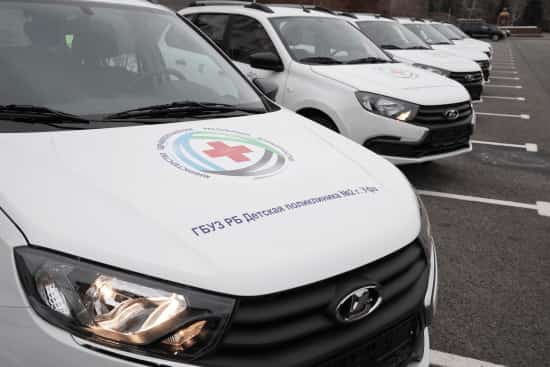 Өфөнөң балалар поликлиникаларына яңы автомобилдәр тапшырылды