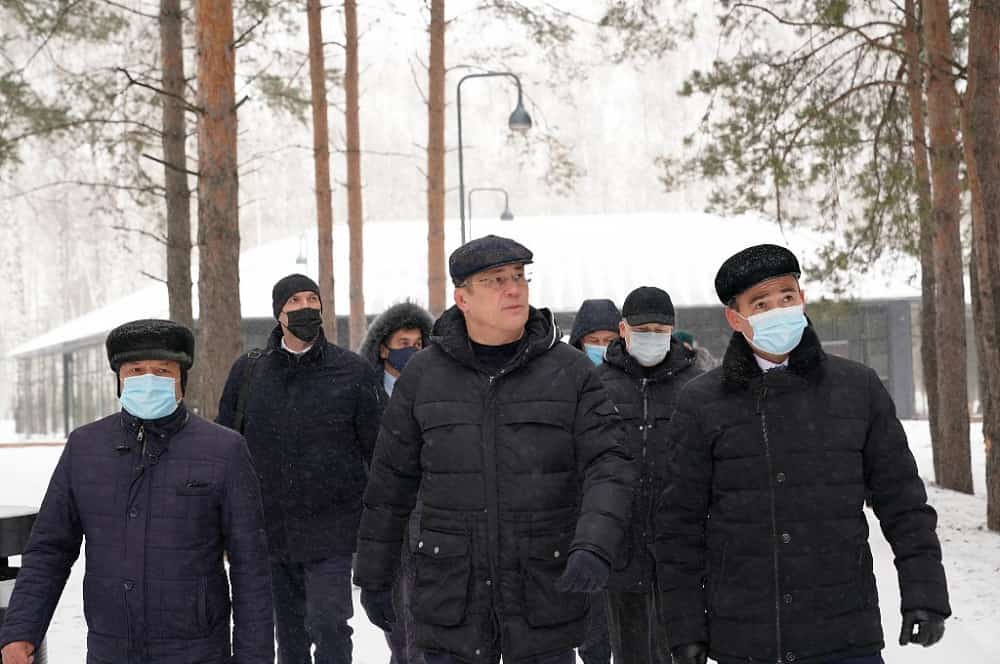 Башҡортостан башлығы Бәләбәй районына эш сәфәре барышында Приют ҡасабаһындағы Магистраль урамында ихата алдын төҙөкләндереү сифатын ҡараны