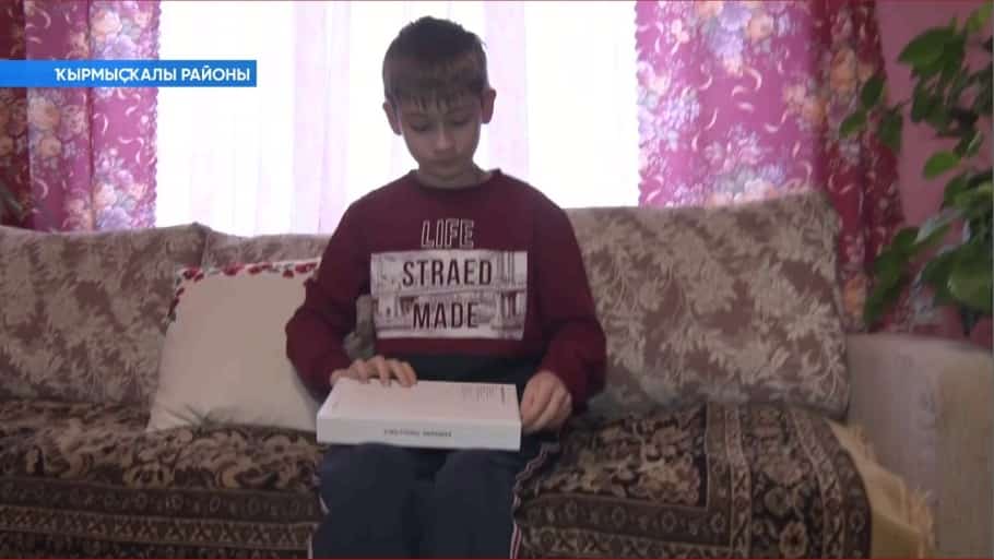 Депутат уҡыусыға планшет бүләк иткән