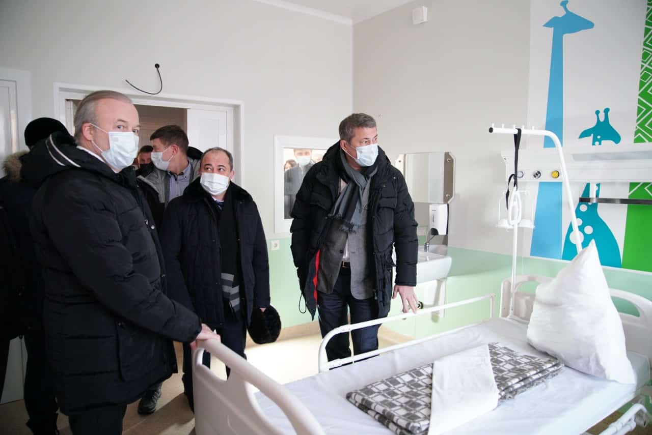 Радий Хәбиров Стәрлетамаҡта төҙөлгән йоғошло ауырыуҙар дауаханаһы менән танышты