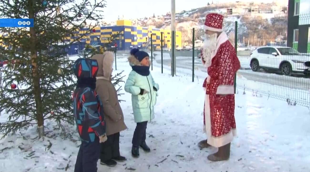 «Рәсәй гвардияһы» Ҡыш бабайы менән Ҡарһылыуы кескәйҙәрҙе ҡотлап бүләктәр таратты
