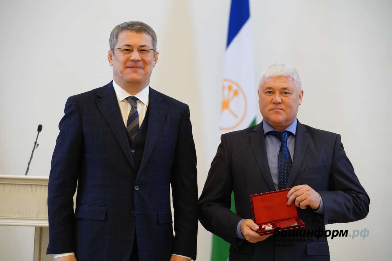 Бөгөн Радий Хәбиров табиптарға дәүләт наградалары тапшырҙы