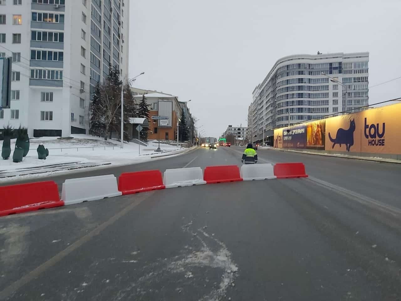 Өфөлә Салауат Юлаев проспекты һәм Зәки Вәлиди урамдары киҫелешендә юл үткәргесе ябыла