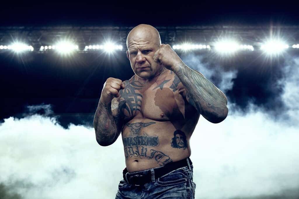 Джефф Монсон спорт карьераһын тамамлап, Өфөгә йәшәргә күсә