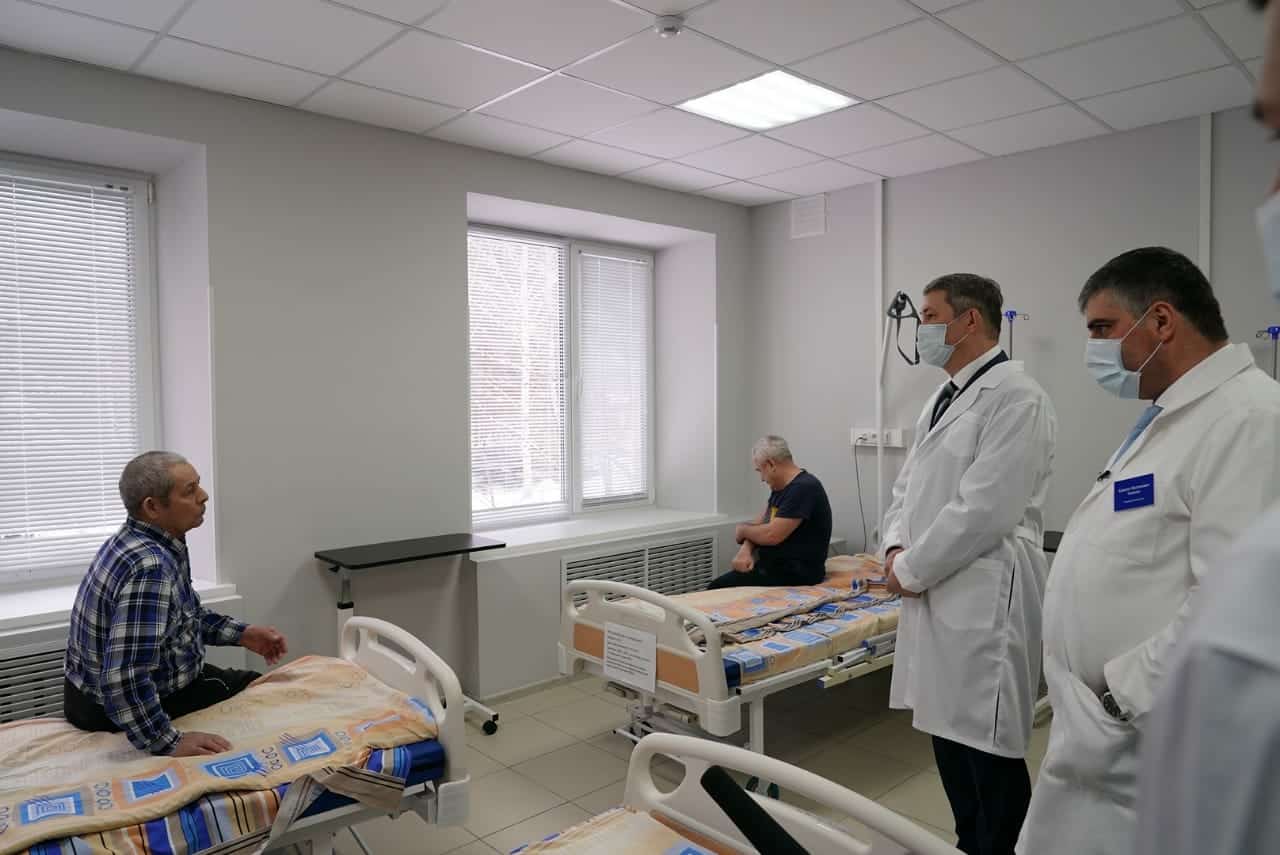Республика башлығы Радий Хәбиров Октябрьский ҡалаһына эш сәфәре барышында 1-се ҡала дауаханаһы реконструкцияһы менән танышты