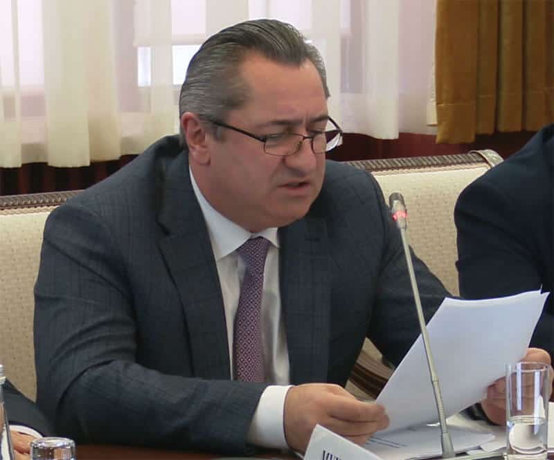Транспорт һәм юл хужалығы министры Алан Марзаев ҡатнашлығында брифинг башланып тора