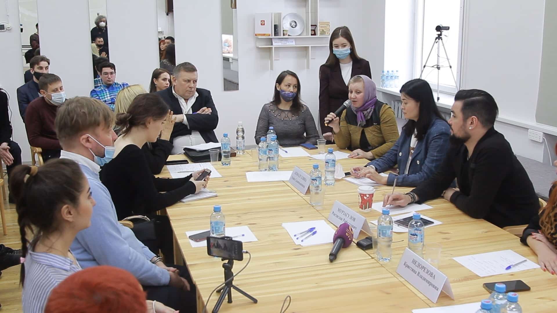 Йәмәғәт палатаһы ағзалары протест акцияларында ҡатнашыусылар менән осрашты