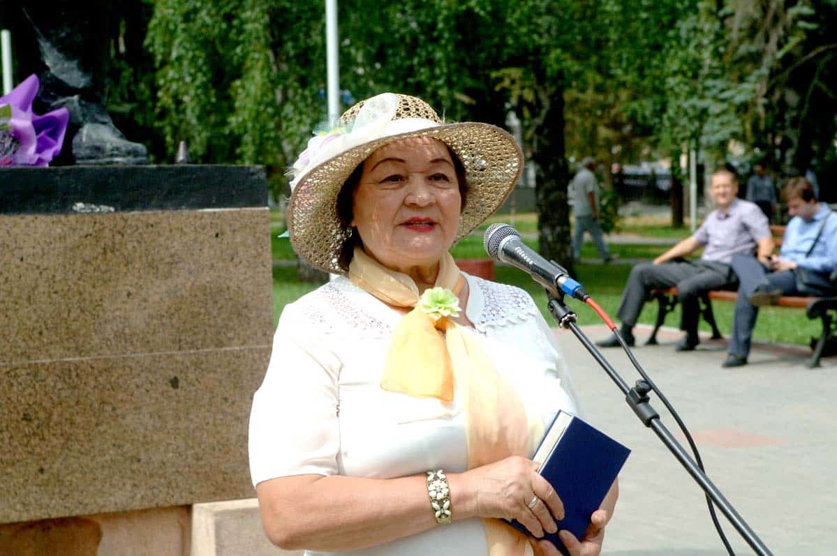 Бөгөн Башҡортостандың халыҡ шағиры Гөлфиә Юнысова яңы китабы менән таныштыра
