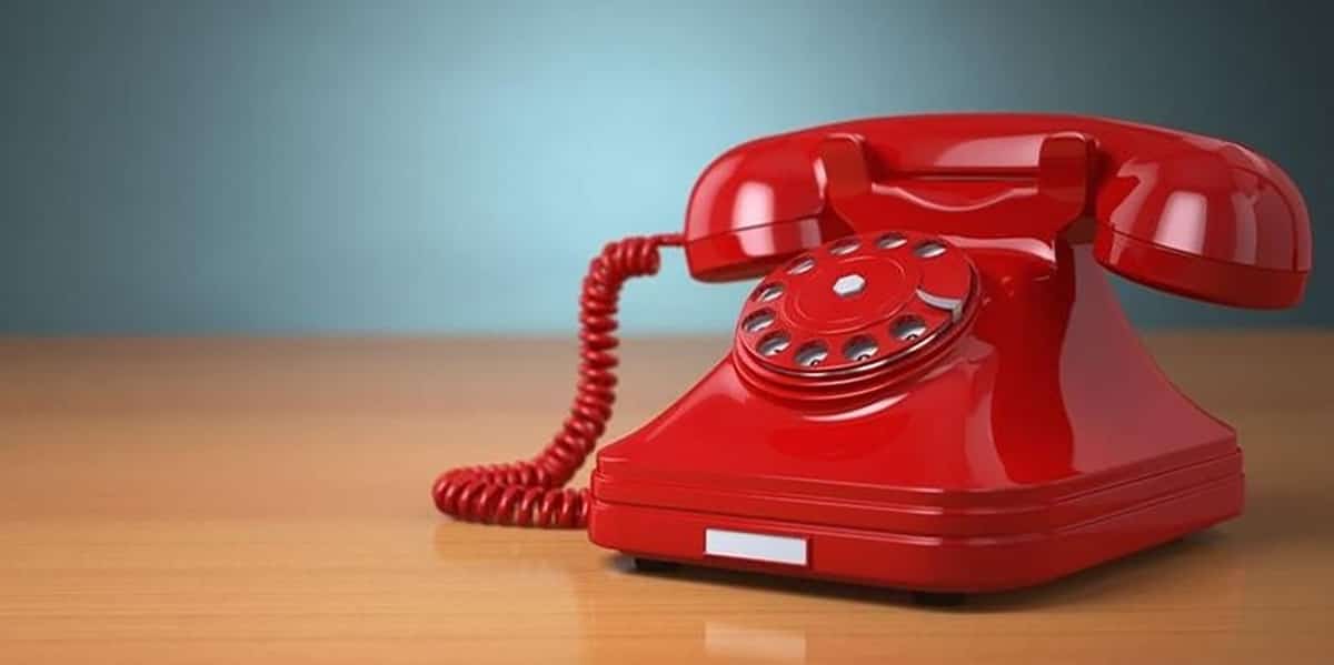 Суд приставтары халыҡ һорауҙарына телефон аша яуап бирә