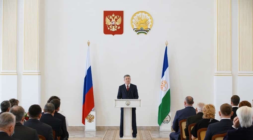 Бөгөн Башҡортостан Башлығы Радий Хәбиров 50-нән ашыу хеҙмәт алдынғыһын бүләкләне