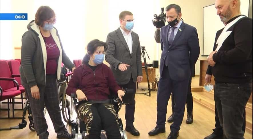 «Берҙәм Рәсәй» ағзалары церебраль фалиждан яфаланған Софья Журавлеваға инвалид коляскаһы бүләк итте