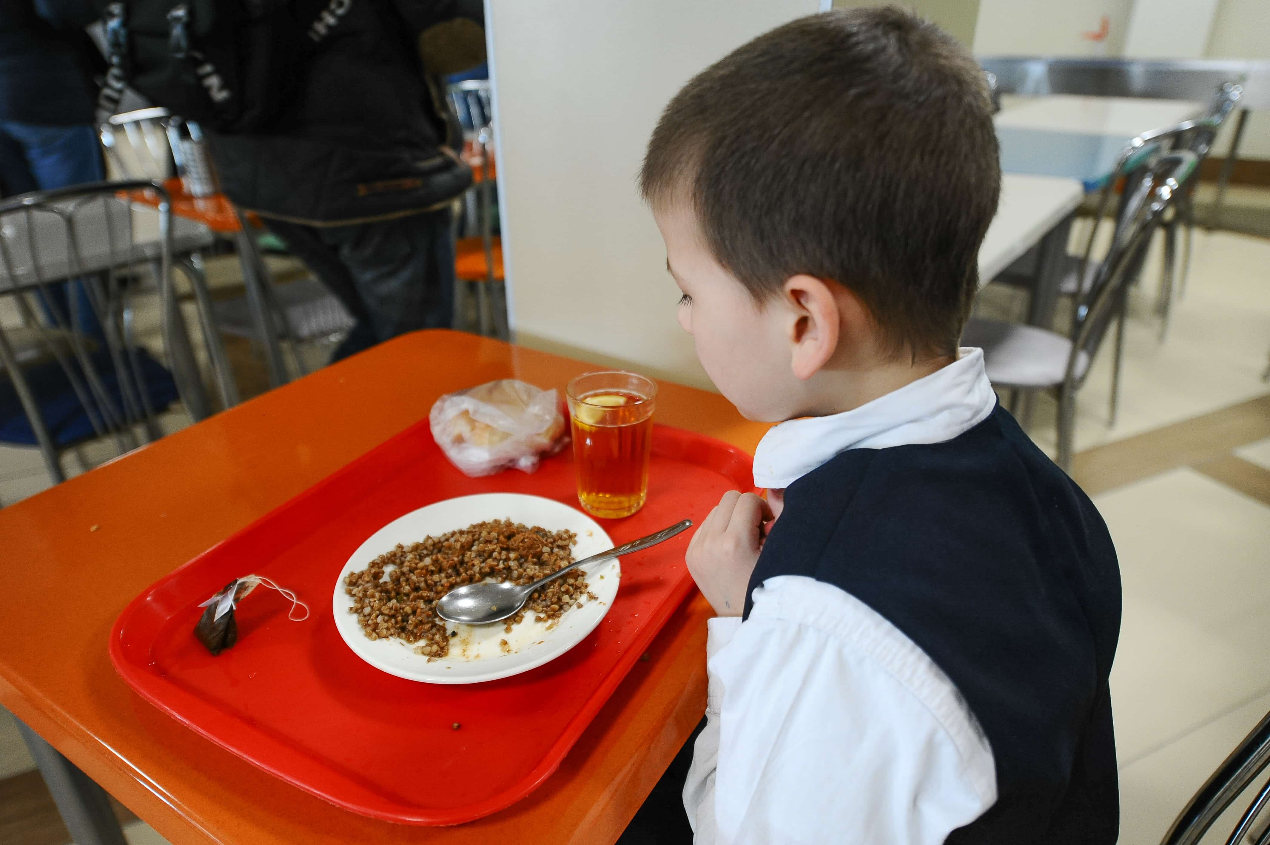 Республикала ата-әсәләр һәм уларҙың балалары мәктәптә ашатыу сифатына зарланыуын дауам итә