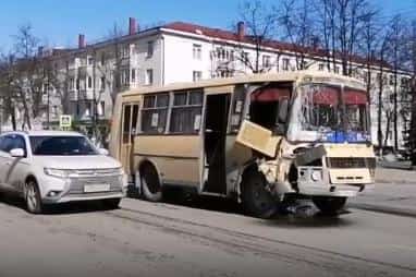Өфөлә 3 транспорт ҡатнашлығында авария теркәлде