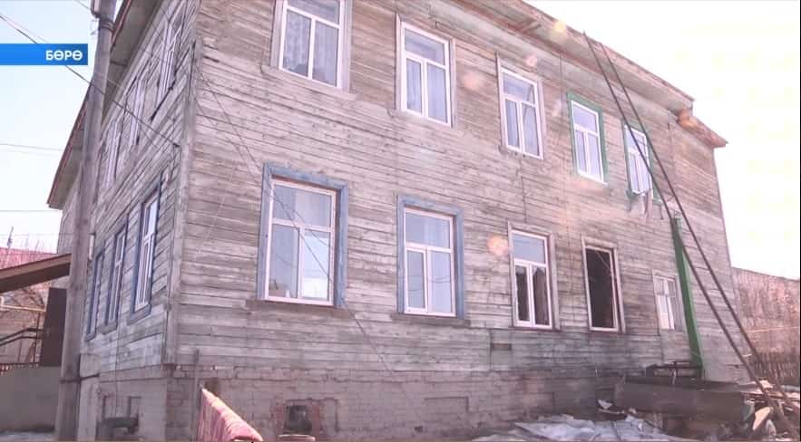 Бөрөлә ағас йортта янғын сығып ике бала һәм уларҙың әсәһе йәрәхәтләнгән