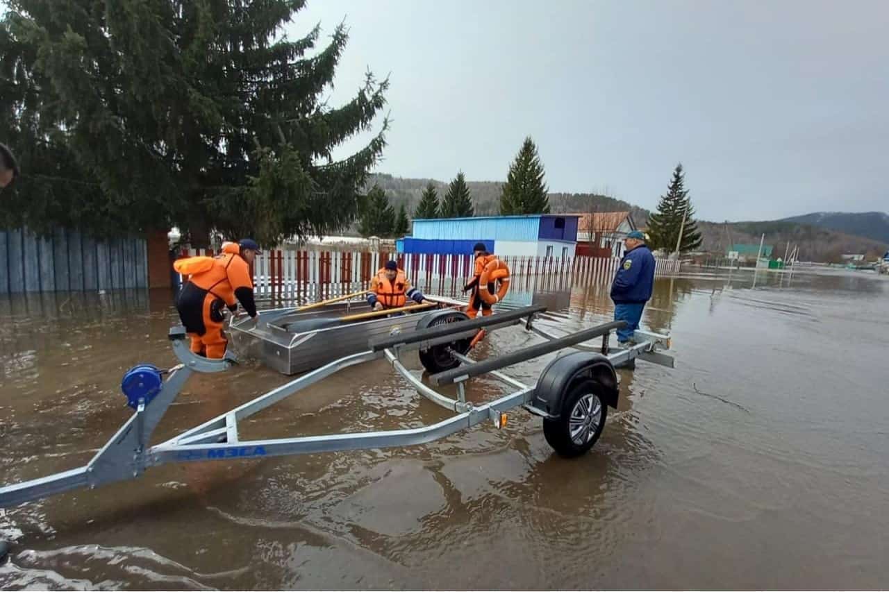 Ҡотҡарыусылар Салауат районы Сулпан ауылында йәшәүселәрҙе эвакуациялай