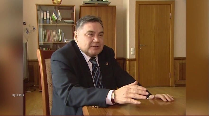 Өфөлә күренекле тележурналист һәм дәүләт эшмәкәре Булат Ураҙбаев иҫтәлегенә таҡтаташ асылды