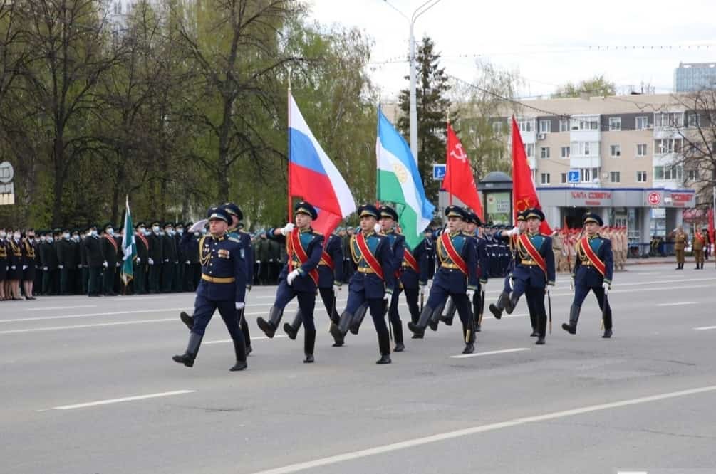 Өфөлә Бөйөк Еңеү көнөнә арналған парад Ҡала советы бинаһы алдында Октябрь проспектында үтте