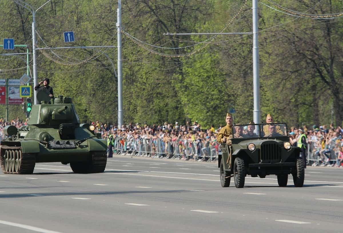 Радий Хәбиров Өфөлә Еңеү көнөнә арналған парадҡа юғары баһа бирҙе
