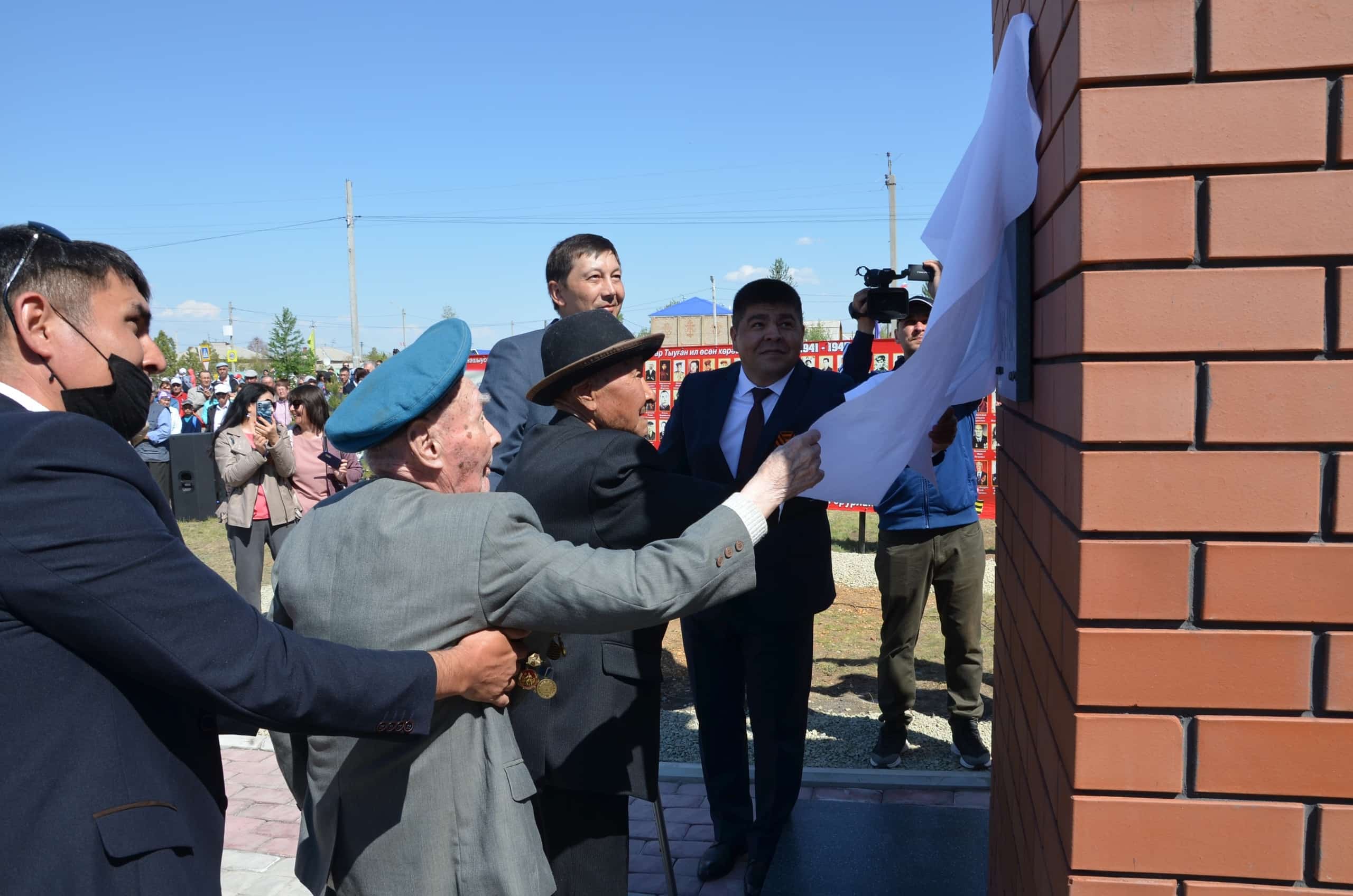 Хәйбулла районы үҙәге – Аҡьяр ауылында Еңеү көнөнә яңы һәйкәл асылды