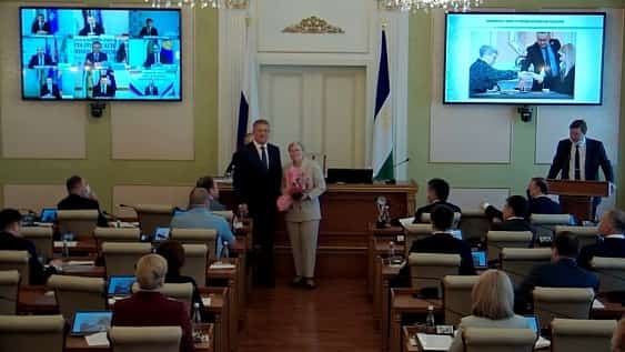 Радий Хәбиров Тамара Танһыҡҡужинаны Халыҡтар дуҫлығы ордены менән бүләкләне