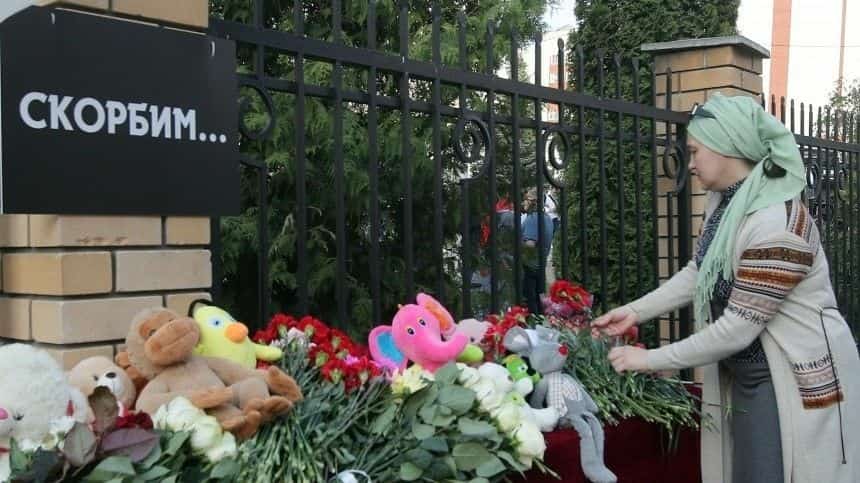 Бөгөн Ҡазанда 175-се гимназияла атыш ваҡытында һәләк булған балаларҙы ерләйҙәр