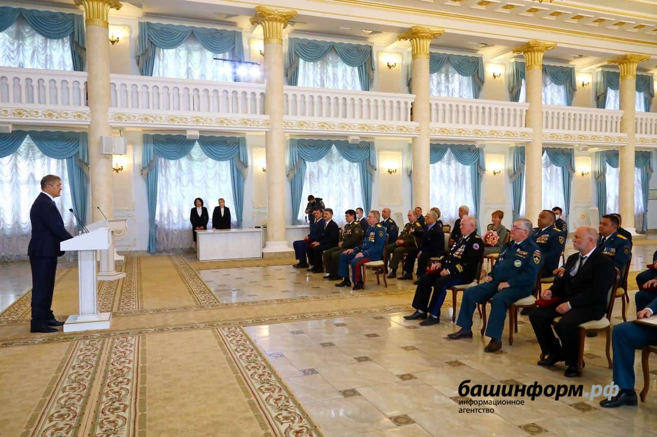 Бөгөн Өфөлә ҡотҡарыусылар тәбрикләнде