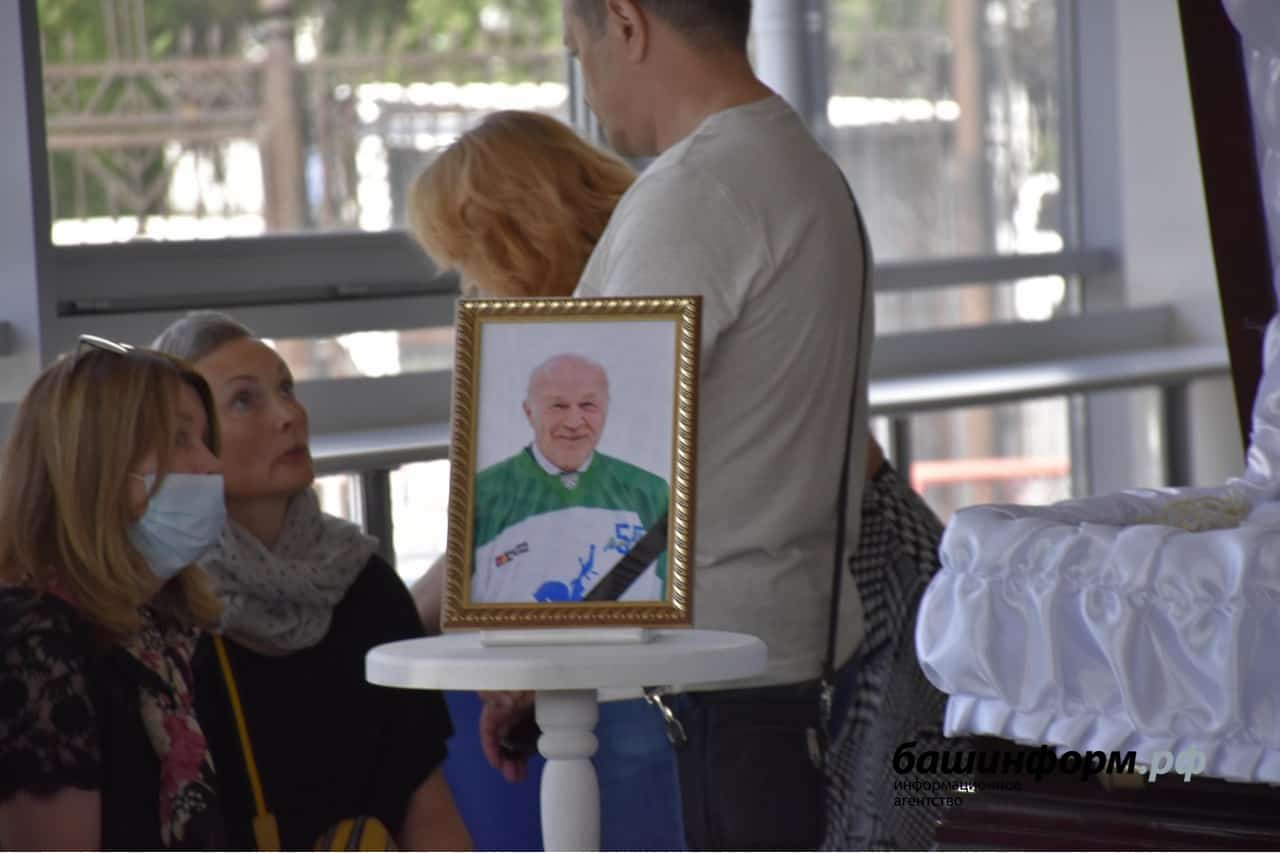 Бөгөн йәмәғәтселек “Салауат Юлаев” командаһы  тренеры Николай Заварухинды һуңғы юлға оҙатты