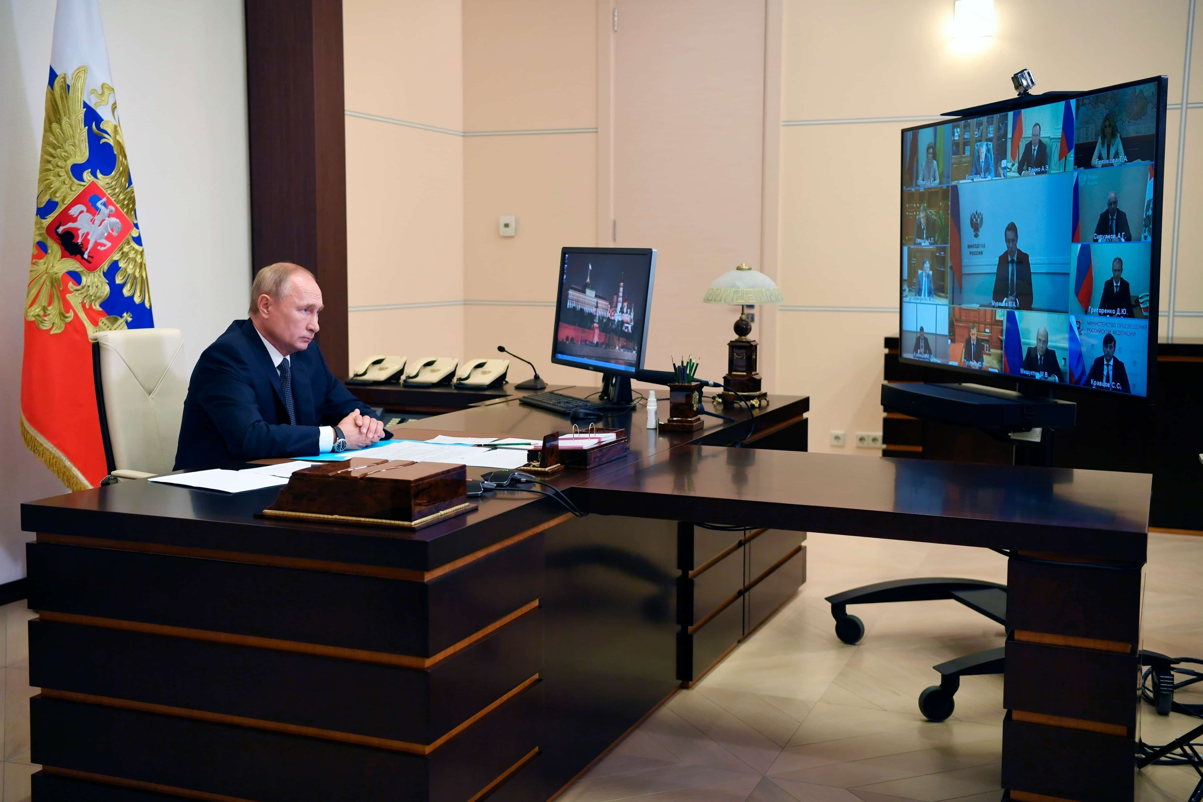 Фото №1 - Владимир Путин коронавирустан вакциналауҙы мотлаҡ итмәҫкә саҡырҙы