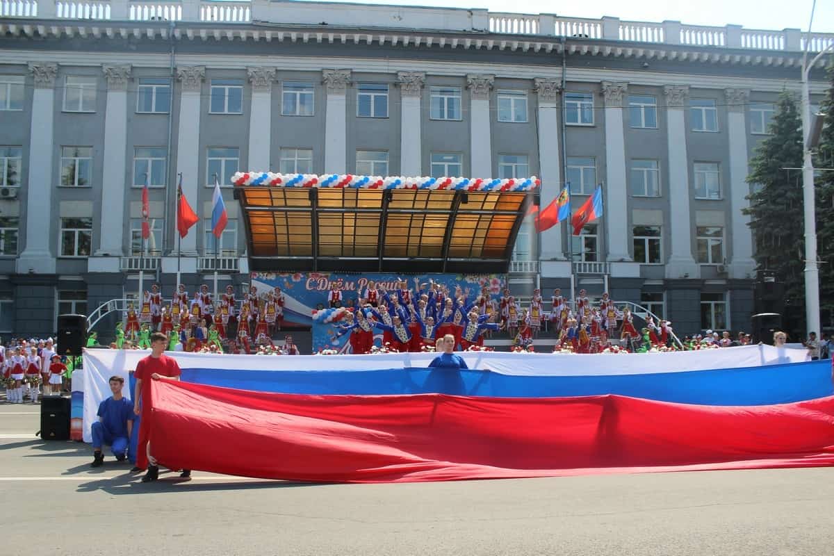 12 июндә бөтә илдә Рәсәй көнө билдәләнә