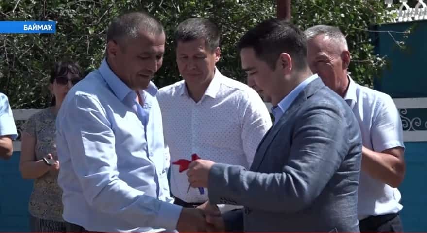 Баймаҡтан 11 бала тәрбиәләгән Боҫҡоновтарға микроавтобус тапшырылды