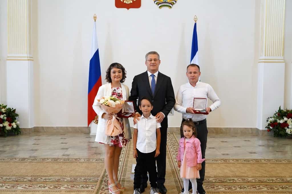 Башҡортостан башлығы республика халҡын Ғаилә, мөхәббәт һәм тоғролоҡ көнө менән ҡотланы