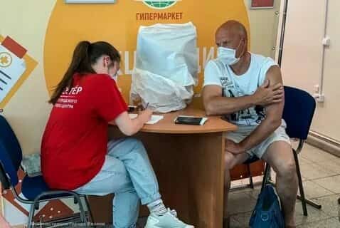 Ирекмәндәр оло кешеләргә һәм ғәриптәргә вакцинация үтергә ярҙам итә