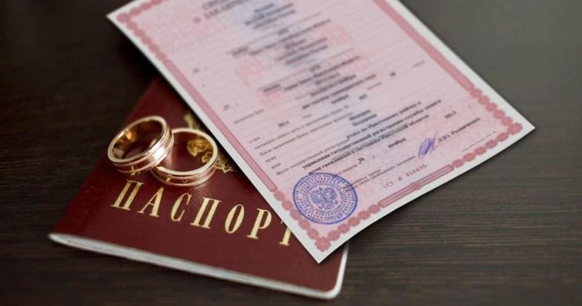 Рәсәй ҡатын-ҡыҙҙар берлеге паспортта никахлашыу тураһында мисәтте ғәмәлдән сығарыуҙы тәнҡитләп сыҡты