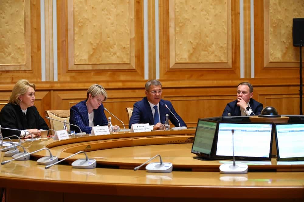 Радий Хәбиров һәм Елена Шмелева йәш таланттар һәм ғалимдар менән осрашты