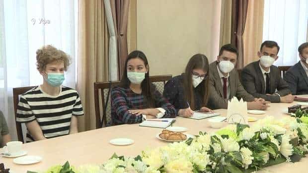 Берҙәм дәүләт имтихандарын 100 балға тапшырған йәштәр менән осрашыу булды