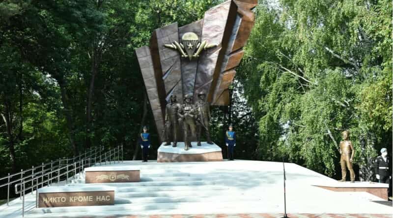 “Беҙҙән башҡа бер кем дә!”. Бөгөн Өфөнөң Еңеү паркында “Десантсылар быуыны берлеге” һәйкәле асылды