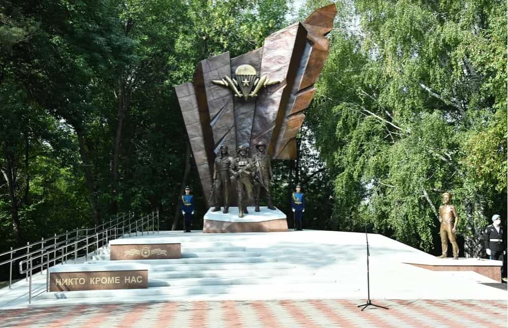 Радий Хәбиров  десантсыларҙы  ҡотланы