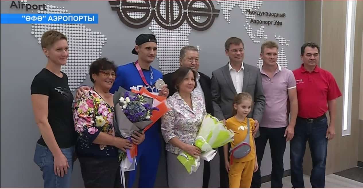 Уҙған төндә Токиолағы олимпия уйындарында көмөш миҙал яулаған Тимур Сафин Өфөгә ҡайтты