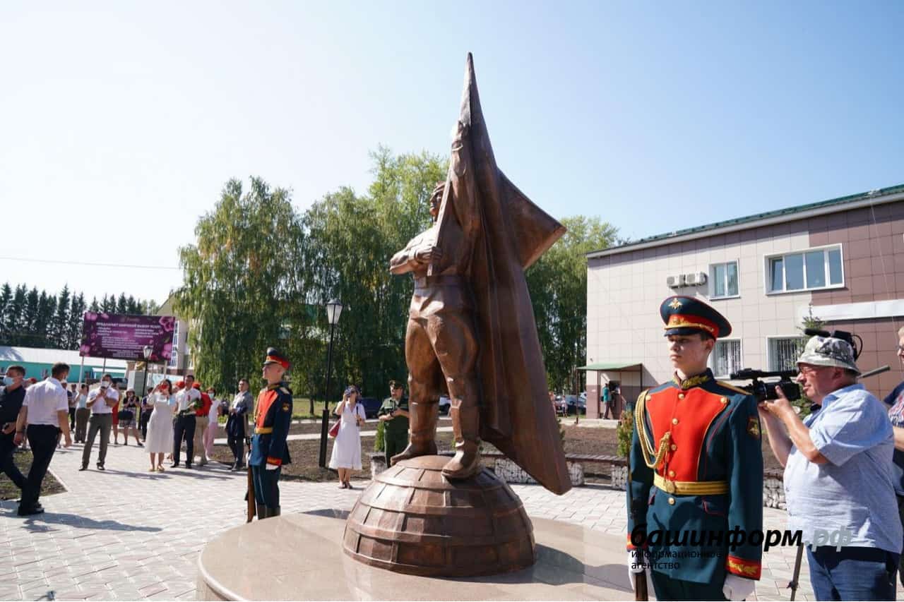 Республика башлығы  Радий  Хәбиров  Ғәзи Заһитовҡа һәйкәл асыу тантанаһында  ҡатнашты