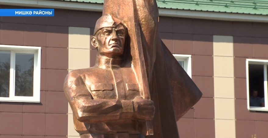Мишкә районында Рейхстагҡа тәүгеләрҙән булып Еңеү байрағын ҡаҙаған Ғәзи Заһитовҡа һәйкәл асылды
