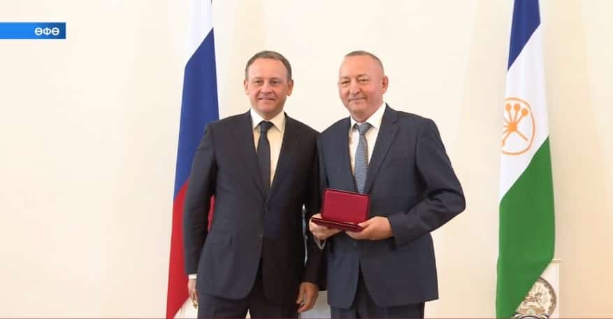 Бөгөн хеҙмәт алдынығыларының бер төркөмөнә Рәсәй һәм республиканың дәүләт наградалары тапшырылды