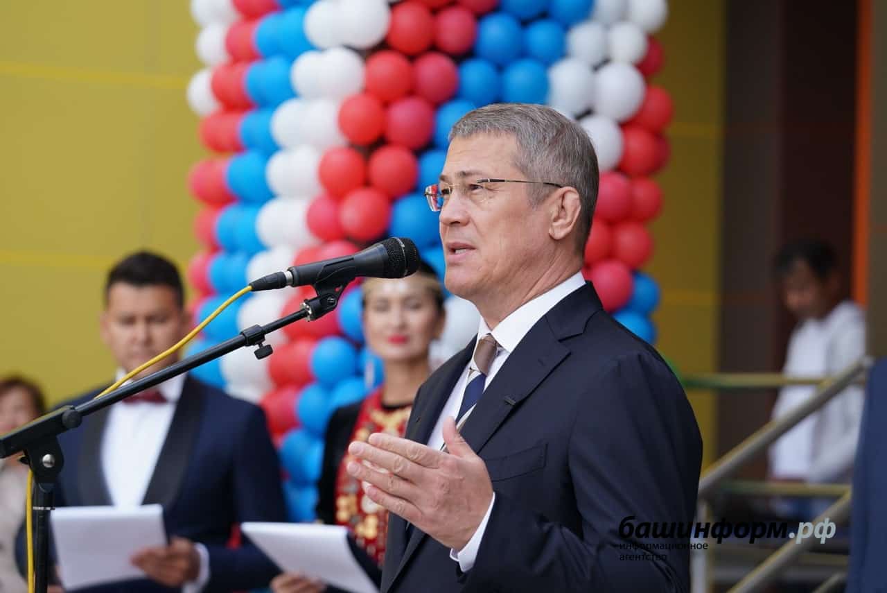 Радий Хәбиров  яңы мәғариф  үҙәген асыуҙа ҡатнашты