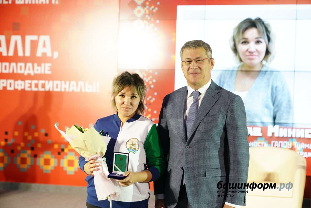 Республика башлығы  Радий  Хәбиров  йәш һөнәрмәндәрҙе бүләкләне