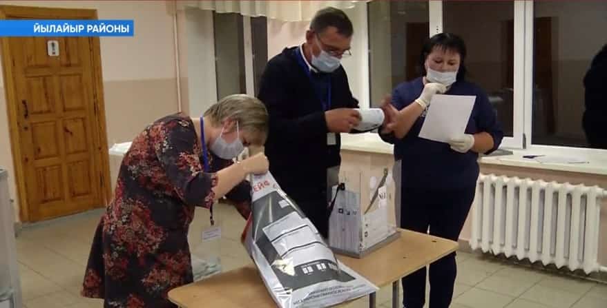 Күсмә урналар участка һайлау комиссияһына килтерелә