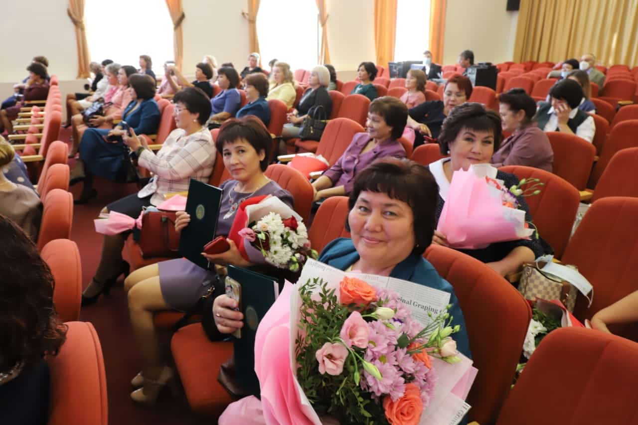 Уҡытыусылар һөнәри байрамын билдәләй