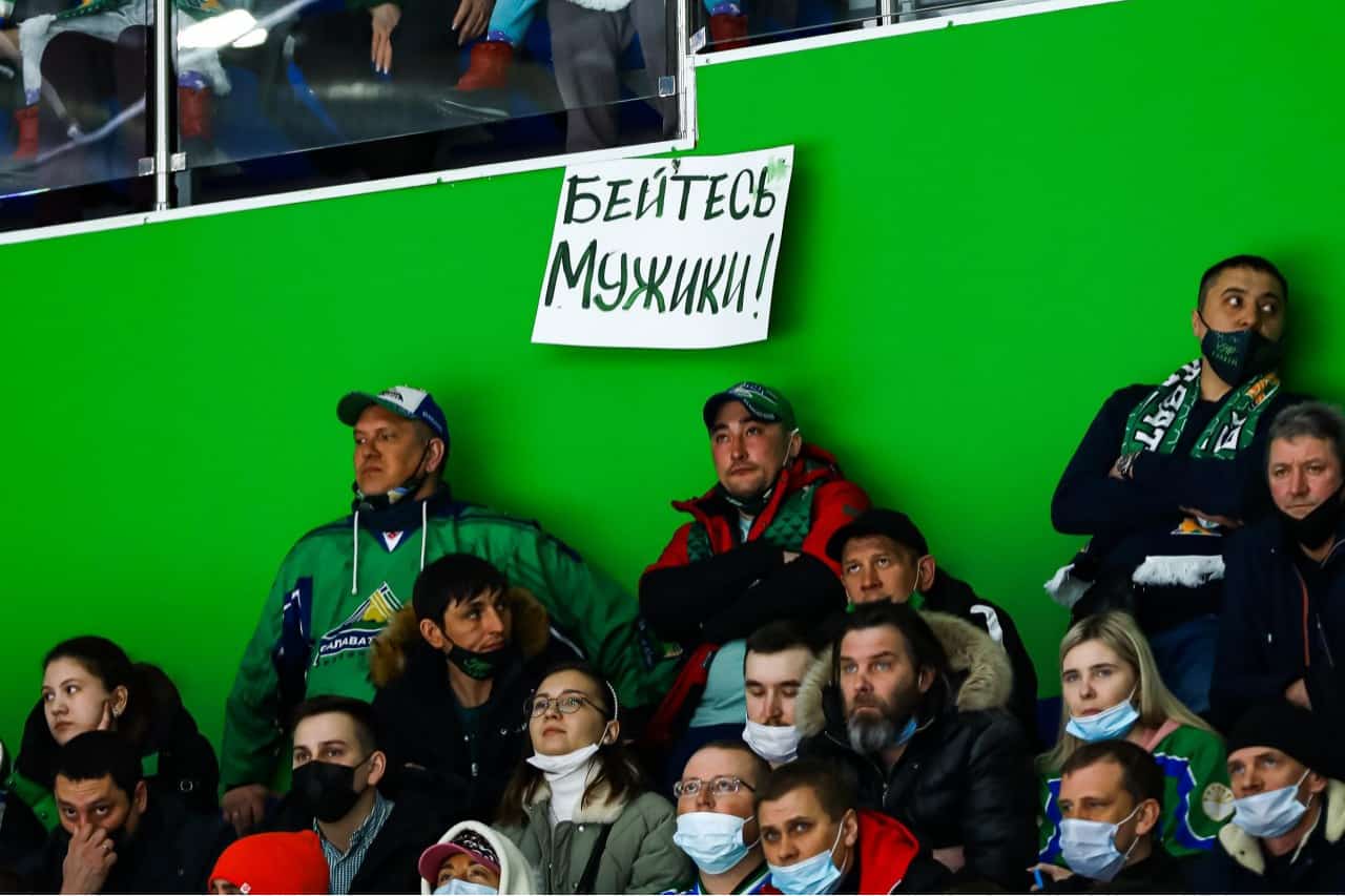 Футбол һәм хоккей  көйәрмәндәре  стадионда  аҙыраҡ була